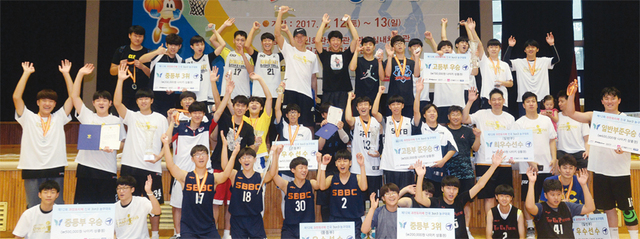 제12회 과천토리배 전국 3on3 농구대회에서 중등부, 고등부, 대학 일반부 입상팀들이 기념촬영을 하고 있다.