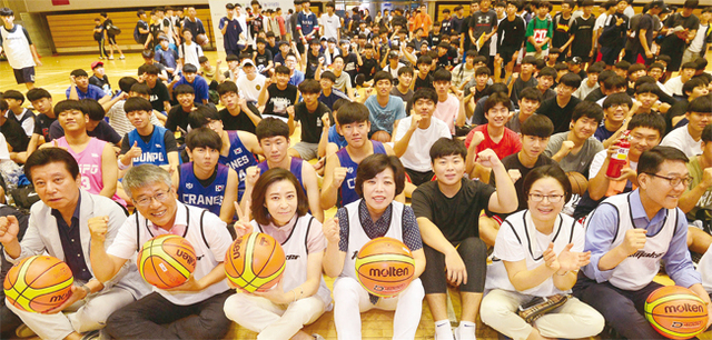 개회식에서 신계용 과천시장, 이홍천 과천시의회 의장, 신창현 국회의원, 최종식 경기일보 기획관리실장 등 내빈과 참가 선수들이 파이팅을 외치며 기념 촬영을 하고 있다.