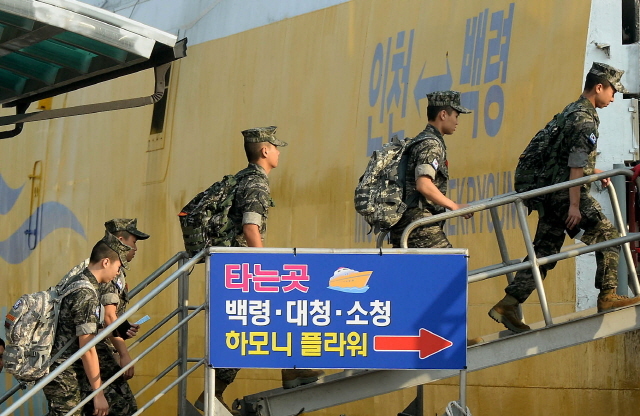 ▲ 군 당국이 북한의 제6차 핵실험 도발에 대응해 미사일 발사훈련으로 대북 무력 응징시위에 나선 4일 오전 인천시 중구 인천항 연안여객터미널에서 휴가를 마친 해병대원들이 백령도행 여객선에 오르고 있다.장용준기자