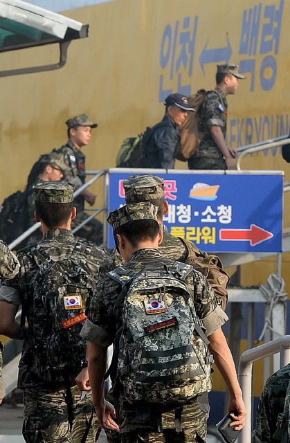 ▲ 군 당국이 북한의 제6차 핵실험 도발에 대응해 미사일 발사훈련으로 대북 무력 응징시위에 나선 4일 오전 인천시 중구 인천항 연안여객터미널에서 휴가를 마친 해병대원들이 백령도행 여객선에 오르고 있다.장용준기자