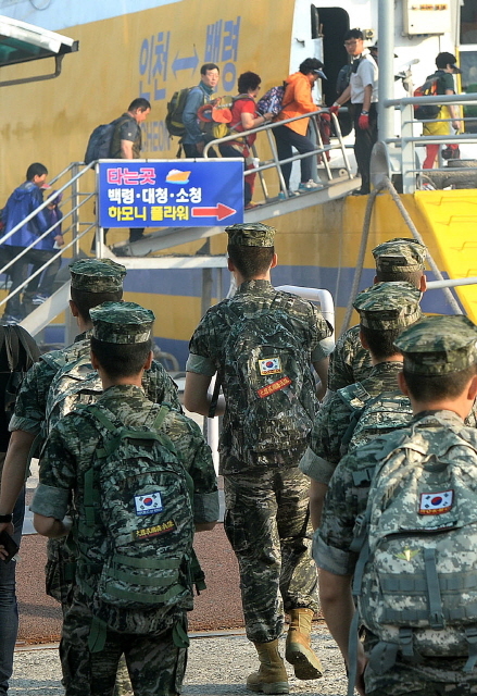 ▲ 군 당국이 북한의 제6차 핵실험 도발에 대응해 미사일 발사훈련으로 대북 무력 응징시위에 나선 4일 오전 인천시 중구 인천항 연안여객터미널에서 휴가를 마친 해병대원들이 백령도행 여객선에 오르고 있다.장용준기자