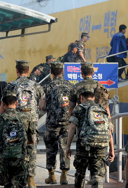 ▲ 군 당국이 북한의 제6차 핵실험 도발에 대응해 미사일 발사훈련으로 대북 무력 응징시위에 나선 4일 오전 인천시 중구 인천항 연안여객터미널에서 휴가를 마친 해병대원들이 백령도행 여객선에 오르고 있다.장용준기자