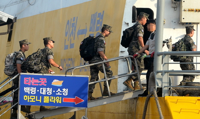 ▲ 군 당국이 북한의 제6차 핵실험 도발에 대응해 미사일 발사훈련으로 대북 무력 응징시위에 나선 4일 오전 인천시 중구 인천항 연안여객터미널에서 휴가를 마친 해병대원들이 백령도행 여객선에 오르고 있다.장용준기자