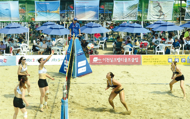 인천시 연수구 송도 달빛공원 특설 경기장에서 인천비치발리볼대회가 열리고 있다.