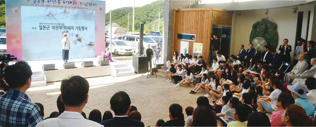 ‘제2회 일본군 위안부 피해자 기림행사’에 모인 자원봉사자들이 김용우 소리꾼의 멋진 무대를 감상하고 있다.