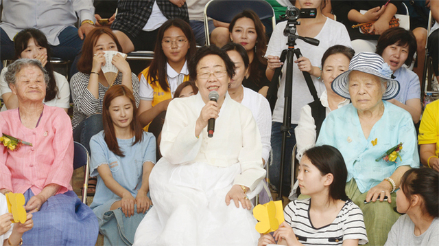 이용수 할머니가 인사말을 하고 있다.