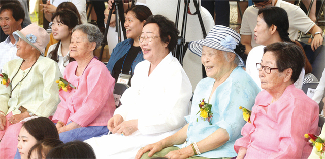 위안부 피해자 할머니들이 공연을 감상하며 즐거운 시간을 보내고 있다.