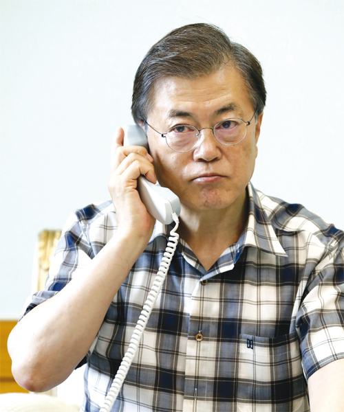 ▲ 8월7일 오전 문대통령이 미국 트럼프 대통령과 전화 통화에서 북핵 공조방안을 논의하고 있다.