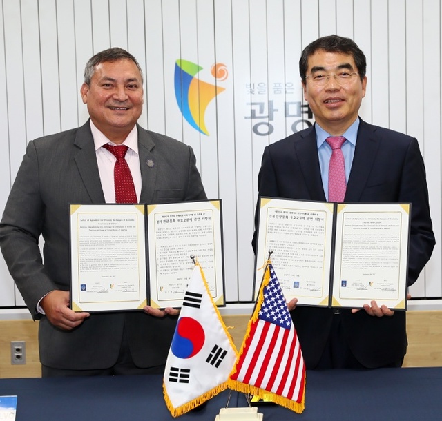 ▲ 양기대 광명시장과 에디 바자 칼보 괌 주지사가 4일 광명시청 중회의실에서 경제·관광·문화 우호교류를 위한 의향서를 체결했다. 광명시 제공