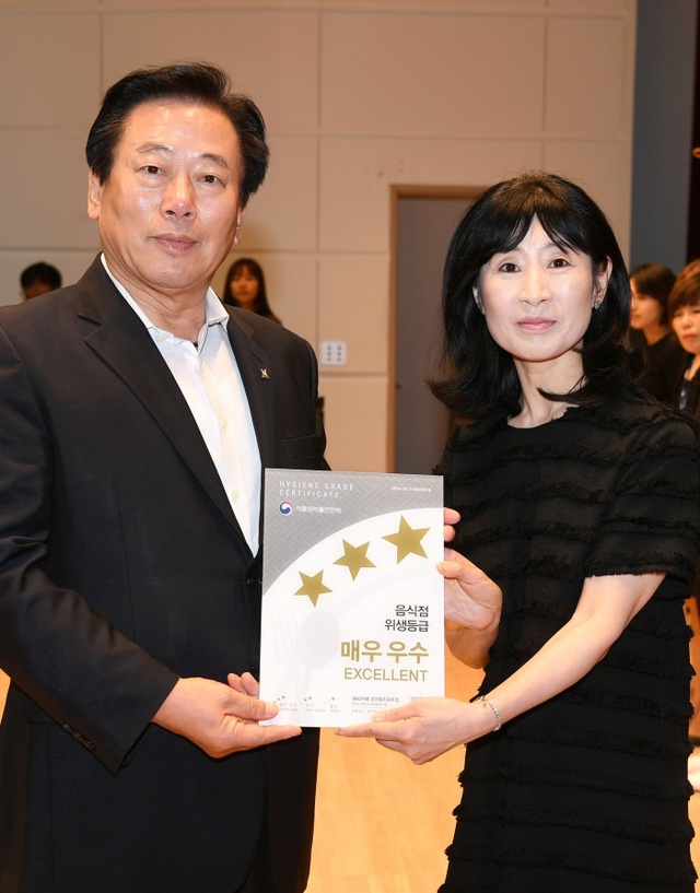 ▲ 광주시, BBQ카페 곤지암리조트점 위생등급 ‘매우우수’ 현판식 전수