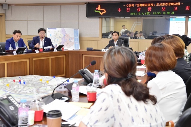염태영 수원시장이 ‘수원역 성매매 집결지 도시환경정비사업 추진상황 보고회’에서 추진방향에 대해 설명하고 있다.