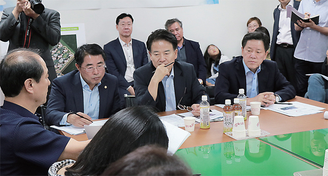 ▲ 5일 오후 국회 국토교통위원회 소속 국민의당 정동영주승용최경환윤영일 의원 등이 화성 동탄에듀밸리 부영아파트 하자민원 현장을 방문해 주민간담회를 진행하고 있다.  주승용의원실 제공