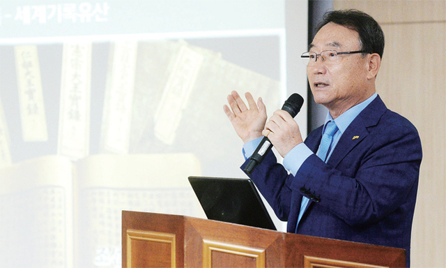 ▲ 김인규 경기대학교 총장이 5일 경기일보 대회의실에서 ‘한류 세계화로’를 주제로 강연하고 있다. 조태형기자