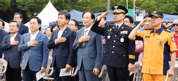 개회식에서 이필운 안양시장, 신선철 경기일보 회장 등 참석자들이 국민의례를 하고 있다.