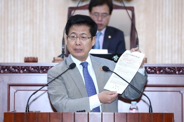 ▲ 지난 5일 고양시의회 시정 질의에서 최성 고양시장은 주민 의견 수렴 없이 '김포 관산 간 도로' 고봉산 경유는 불가하다는 입장을 밝히고 있다.