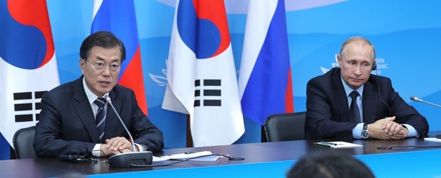 ▲ 문재인 대통령과 블라디미르 푸틴 러시아 대통령이 6일 오후 블라디보스토크 극동연방대학교에 마련된 언론발표장에서 협정·서명식 및 공동언론발표를 하고 있다. /연합