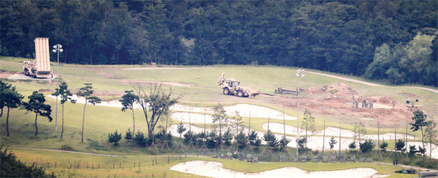 ▲ 국방부가 사드(THAAD•고고도미사일방어체계) 발사대 4기를 추가배치 하겠다고 발표한 6일 오후 경북 성주 사드 기지에서 미군이 중장비를 동원해 기반공사를 하고 있다. 연합뉴스