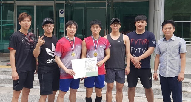 ▲ 7일 강원도 철원군에서 열린 '2017 회장기 전국실업배드민턴연맹전'에서 우승을 차지한 광명시청의 최호준-이순철 조가 기념촬영을 하고 있다. 광명시 제공