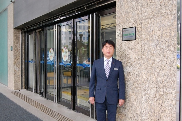 ▲ 화재안전우수건물 현판