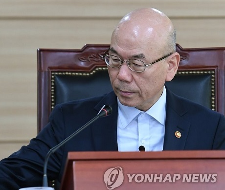 ▲ 이효성 방송통신위원장이 인터넷업계 간담회에 참석해 네이버 등 인터넷에 인권 침해 영상이 올라가지 않도록 업계의 노력을 촉구했다. 사진/연합뉴스