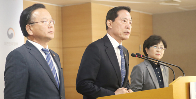▲ 송영무 국방부 장관이 김부겸 행정안전부 장관, 김은경 환경부 장관과 함께 7일 오후 서울 세종로 정부서울청사에서 열린 사드 임시배치와 관련한 합동브리핑에서 기자들의 질문에 답하고 있다. 연합뉴스
