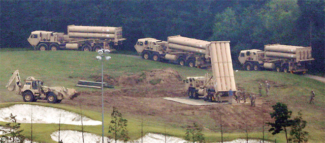 ▲ 우여곡절 끝에 사드(THAAD고고도미사일방어체계) 잔여발사대 4기가 추가 배치된 7일 오전 경북 성주군 사드 기지에서 미군들이 추가로 반입한 사드 발사대를 설치해 점검하고 있다. 연합뉴스