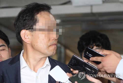▲ 댓글수사와 관련 증거은닉 혐의로 구속영장이 청구된 양지회 현직 간부 박모씨가 지난 7일 오전 영장실질심사를 받기 위해 서울 서초구 서울중앙지법 법정으로 향하고 있다.