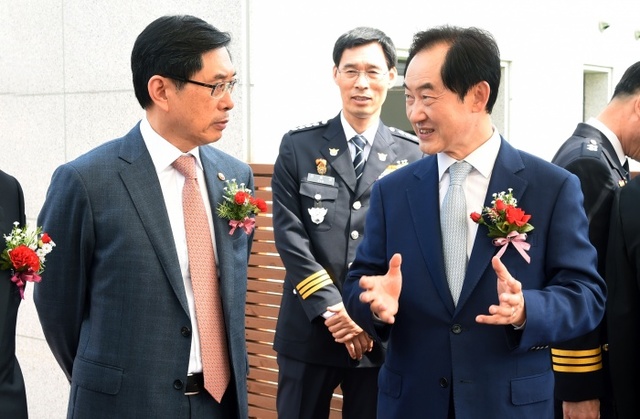 안병용 의정부시장(오른쪽)이 의정부 스마일센터 개소식에 참가, 박상기 법무부장관과 대화를 나누고 있다. 의정부시 제공