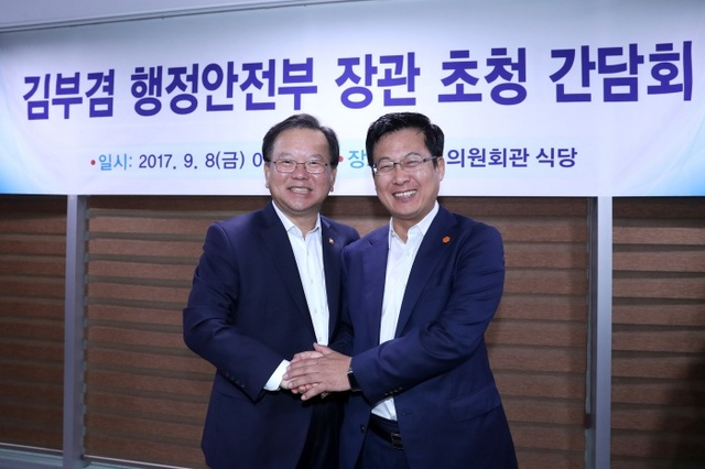 ▲ 최성 고양시장, 지난 8일 열린 '인구 100만 대도시 행안부 장관 간담회'에 참석, 정부에 ‘100만 대도시 특례 법제화’를 촉구했다.