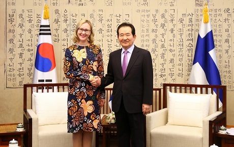 ▲ 정세균 국회의장은 마리아 로헬라 핀란드 국회의장과 만나 양국간 교류확대 및 협력강화 방안을 논의했다. 사진/국회 제공