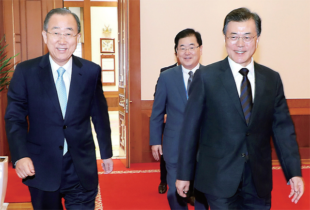 ▲ 文 대통령, 반기문 전 UN 사무총장 접견 문재인 대통령이 11일 오전 반기문 전 유엔사무총장을 만나 청와대 본관 백악실로 향하고 있다. 연합뉴스
