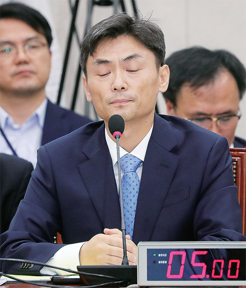 ▲ 눈감은 박성진 후보자 박성진 중소벤처기업부 장관 후보자가 11일 오전 국회에서 열린 인사청문회에서 잠시 눈을 감고 질문을 받고 있다. 연합뉴스