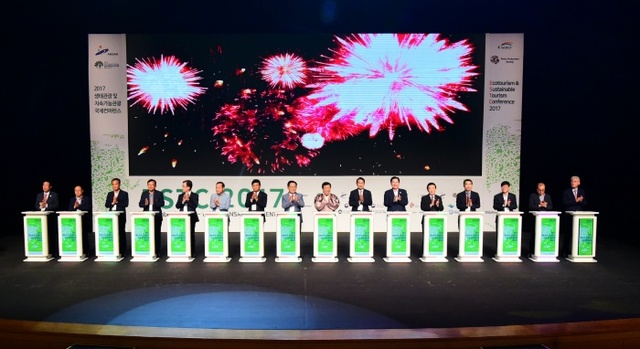 ▲ 제12회 생태관광 및 지속 가능 관광 국제콘퍼런스(ESTC:Ecotourism and Sustainable Tourism Conference)가 아시아 국가로는 최초로 12일 오후 안산 문화예술의 전당에서 개막된 가운데 제종길 안산시장 등이 기념촬영을 하고 있다. 안산시 제공