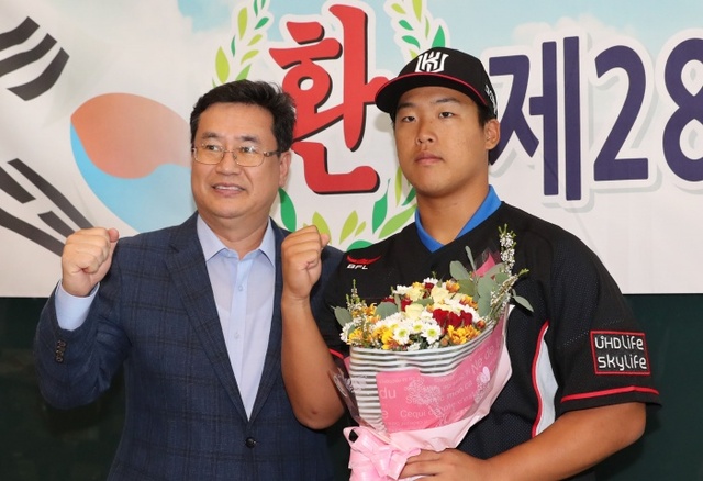 ▲ 2018 KBO 신인 드래프트에서 1순위로 kt wiz에 지명된 강백호(오른쪽)가 12일 오후 세계청소년야구선수권대회를 마치고 귀국한 뒤 인천국제공항에서 kt 유니폼을 입고 임종택 단장(왼쪽)과 포즈를 취하고 있다.연합뉴스