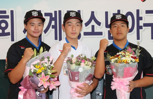 ▲ 프로야구 2018 KBO 신인 드래프트에서 kt wiz에 지명된 김민(왼쪽부터), 조대현(이상 유신고), 강백호(서울고)가 세계청소년야구선수권대회를 마치고 12일 오후 귀국한 뒤 인천국제공항에서 kt 유니폼을 입고 포즈를 취하고 있다.연합뉴스