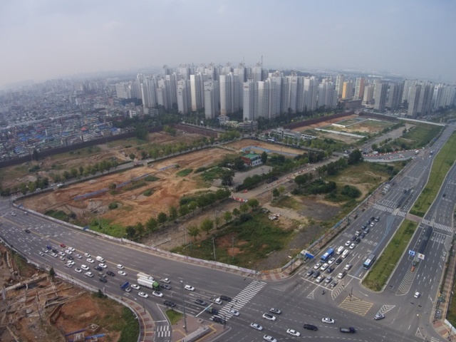 ▲ 루원시티 개발부지 뒷편으로 경인고속도로 일반화사업 주변개발지역인 가정생활권이 보인다. 사진=인천시 제공