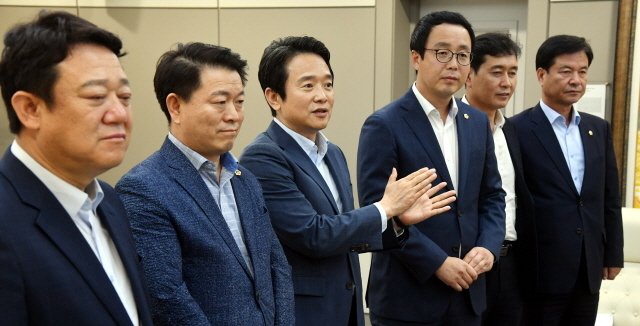 ▲ 일하는 청년시리즈 예산을 둘러싸고 대립했던 경기도 집행부와 의회가 극적으로 합의했다. 12일 오후 경기도의회 의장실에서 남경필 경기도지사와 정기열 경기도의회 의장 등이 일하는 청년시리즈 시행을 위한 합의를 한 후 기자회견을 하고 있다.(왼쪽부터 최호 자유한국당 대표의원, 박승원 더불어민주당 대표의원, 남경필 경기도지사, 정기열 경기도의회 의장, 최춘식 국민바른연합 대표의원, 박동현 경기도의회 예산결산특별위원회 위원장). 김시범기자