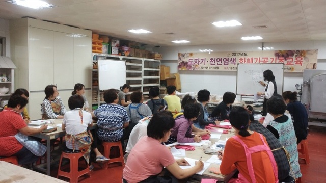▲ 고양시, 오는 15일부터 관내 화훼자원 활용한 천연염색 기초교육 운영