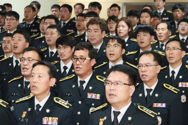 ▲ [평택해경]평택해양경찰서에서_열린_제64주년_해양경찰의날_기념식에서_경찰관들이_해양경찰가를_부르고_있다