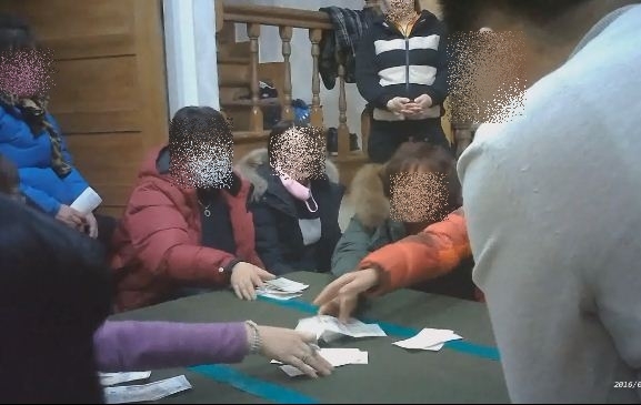 ▲ 승패가 경정되자 돈을 회수하는 장면