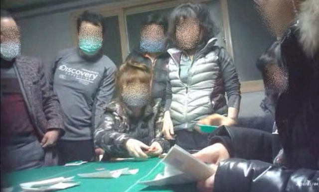 ▲ 딜러가 패를 돌리는 장면