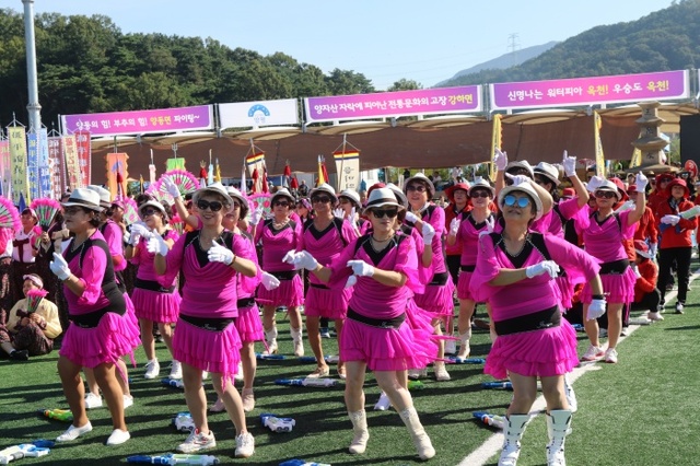▲ 흥겨운 응원전을 펼치고있는 군민들