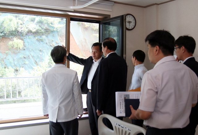 크기변환_議곗갹___뚮갑_쒖옣___⑹씤_쒖슱_붿뼇蹂묒썝__諛⑸Ц___뚮갑_쒖꽕怨__쇰궃_쒖꽕___뺤씤_섎ŉ 愿怨꾩옄_ㅼ뿉寃_而⑥꽕_낆쓣 吏꾪뻾_섍퀬 _덈떎_.JPG