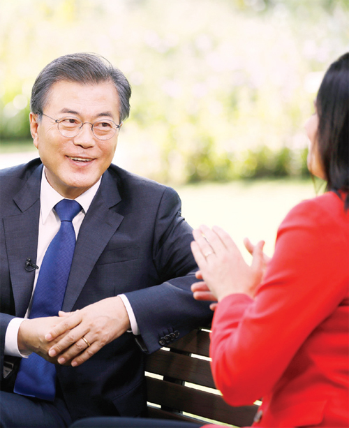 ▲ 문재인 대통령이 14일 오후 청와대 본관 앞 소공원에서 CNN 방송 폴라 핸콕스 서울지국 특파원과 인터뷰를 하고 있다. 청와대 제공
