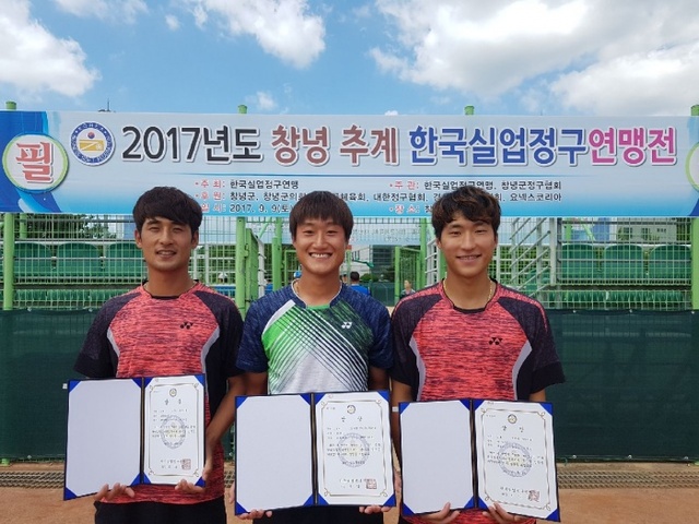 ▲ 이천시청 정구팀 김형준(가운데) 선수가 2017년도 창녕 추계한국실업정구연맹전 혼합복식 우승을 차지했다.(사진=이천시)