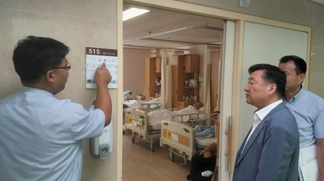 ▲ 이천소방서 이경우 서장(가운데)이 안전한 명절을 만들기 위해 관내 요양병원을 방문해 예방활동을 벌이고 있다.(사진=이천시)