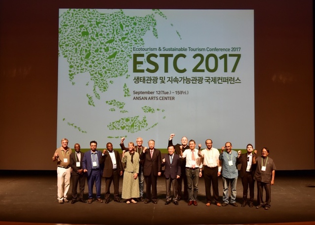 아시아 국가로는 최초로 대한민국 안산에서 개최된 제12회 생태관광 및 지속 가능 관광 국제콘퍼런스(ESTC:Ecotourism and Sustainable Tourism Conference)가 성황리에 폐막되고 있다. 안산시 제공