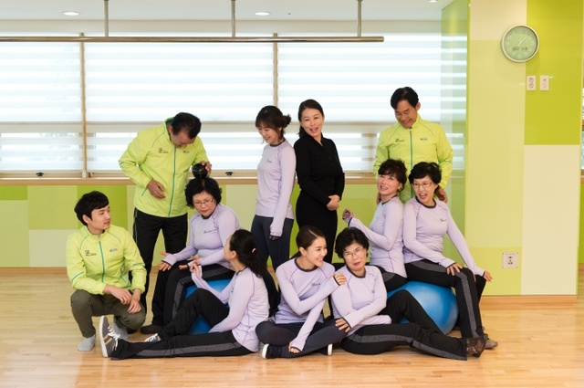 서울 송파이모작지원센터에서 웰니스코칭 교육을 받은 분들과 함께 한 정은채 박사(가운데)