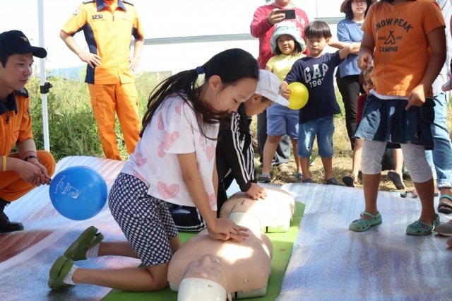 ▲ 기념식 후 심폐소생술 교육을 받고있는 숲속마을 어린이?