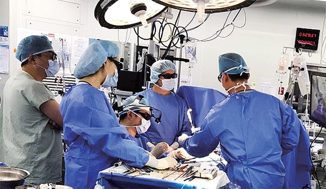 ▲ 세종병원 흉부외과 유재석 과장 외수술팀이 3D 내시경을 이용한 심장 수술을 시행하고 있다.